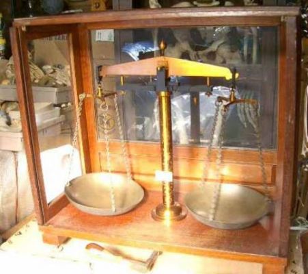 Large laboratory scales | CURIOUS SCIENCE