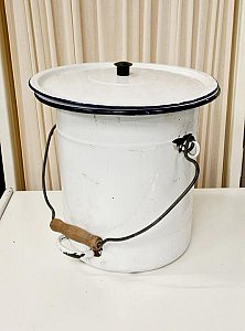 Enamelled bucket with lid