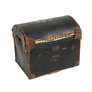 Large sea-chest / trunk / treasure-chest
