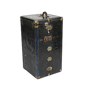 Large travelling trunk / sea-chest