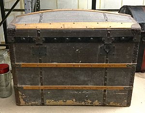 Large sea-chest / treasure-chest