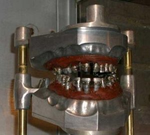 Large hinged steel jaw and teeth