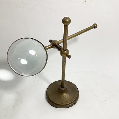 Magnifying Lens In Brass Articulated Stand