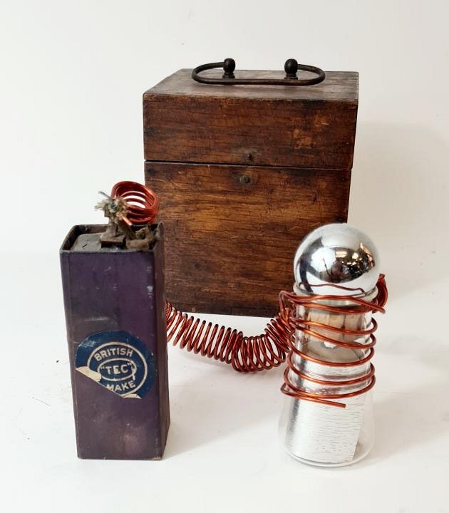 Cased Battery And Leyden Jar Apparatus