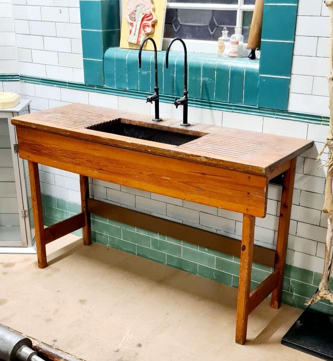 Laboratory Bench With Sink