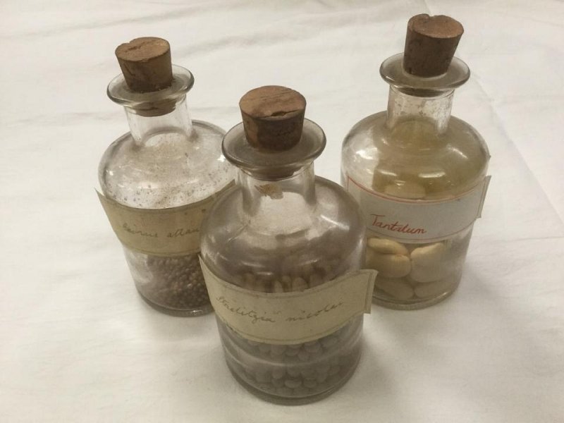 Small Period Dry Specimen Bottles
