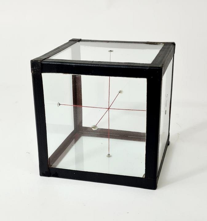Glass Cube Containing Bisecting String Model