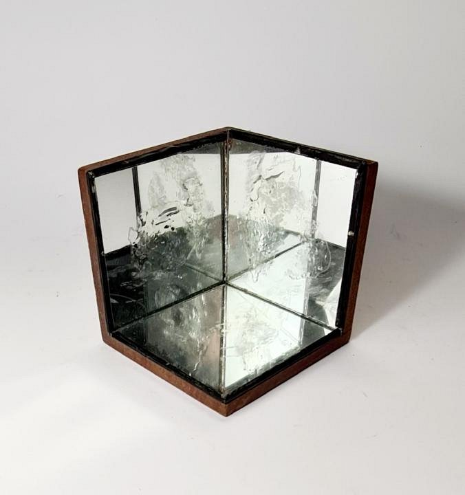 Mirrored Cube Apparatus