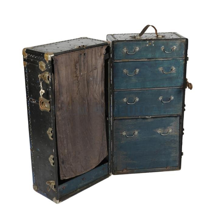 Large travelling trunk / sea-chest